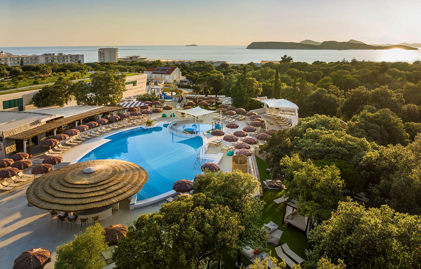  Pogled iz zraka na hotel Valamar Tirena, obiteljski hotel s 4 zvjezdice uz plažu u Dubrovniku, Hrvatska
