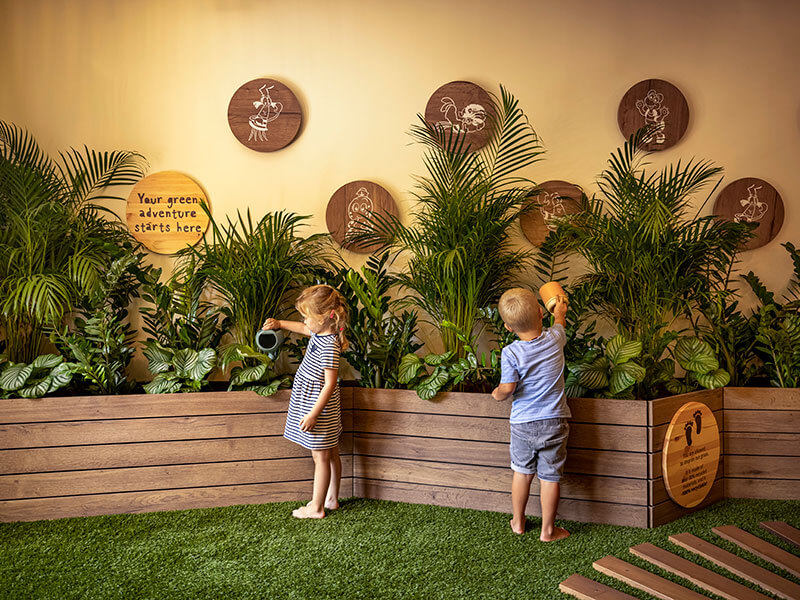 Les enfants profitent d'activités de jeux de jardin écoresponsables.