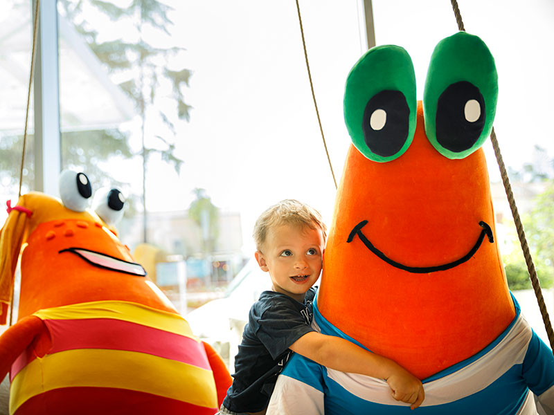 Kleiner Junge umarmt Valamars Maskottchen, Maro den Krabbe.