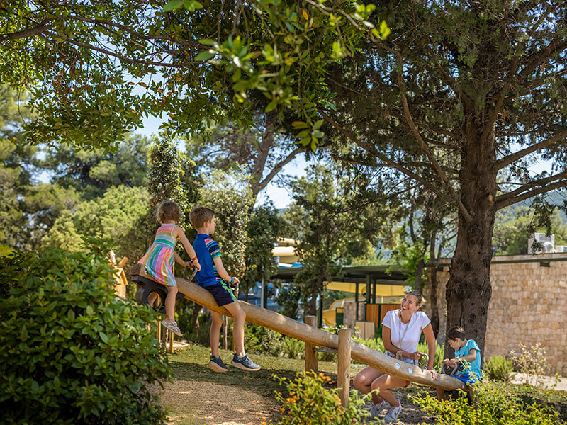 Rak Maro i mali dječak zabavljaju se u Istrian Fantasy Forest u Isabella Island Resortu.