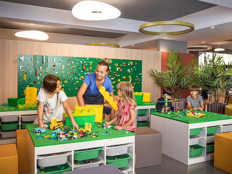 Kinder beim kreativen Spielen mit Legos im Maro World.