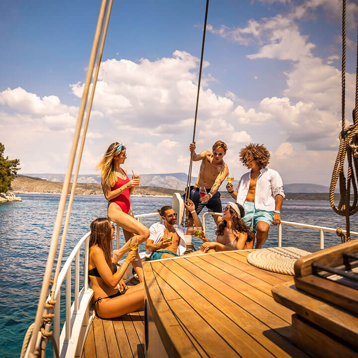 Eine Gruppe junger Leute auf einer Yacht vor der Küste der Insel Hvar