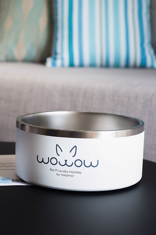 Ciotola per animali con il marchio del programma "Wowow Pet-Friendly Holiday" di Valamar.