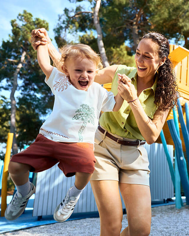 Mutter und Kind auf dem Spielplatz eines Familienhotels in Istrien