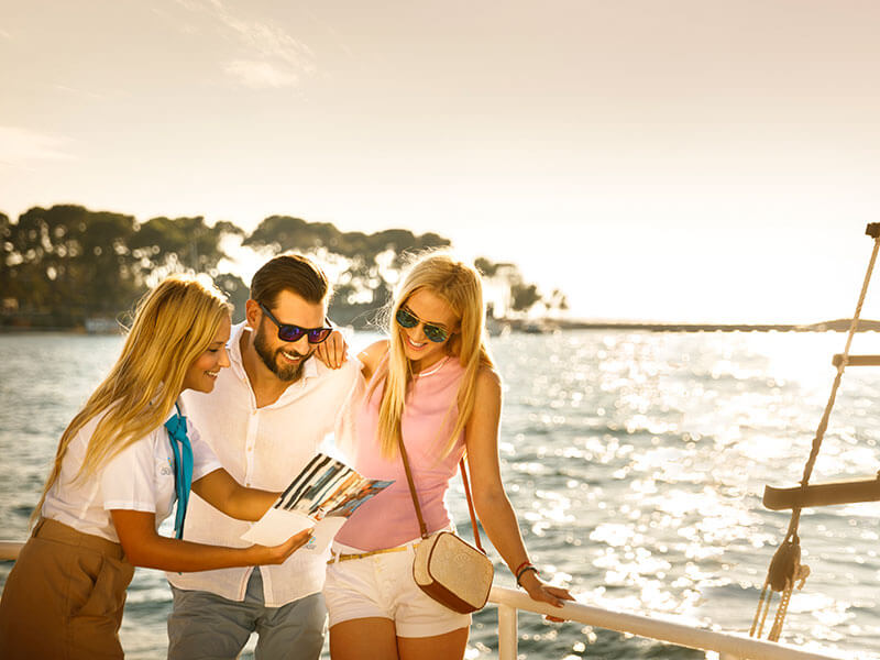 Le concierge de Valamar Experience pointe une carte à un couple.